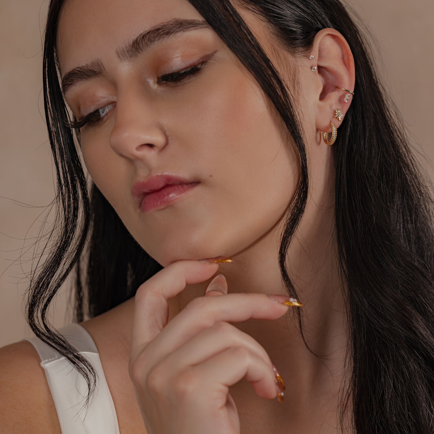 Anneau articulé en cristal et or 14K à l'oreille Femme avec un anneau articulé en cristal et or 14K et d'autres boucles d'oreilles à l'oreille