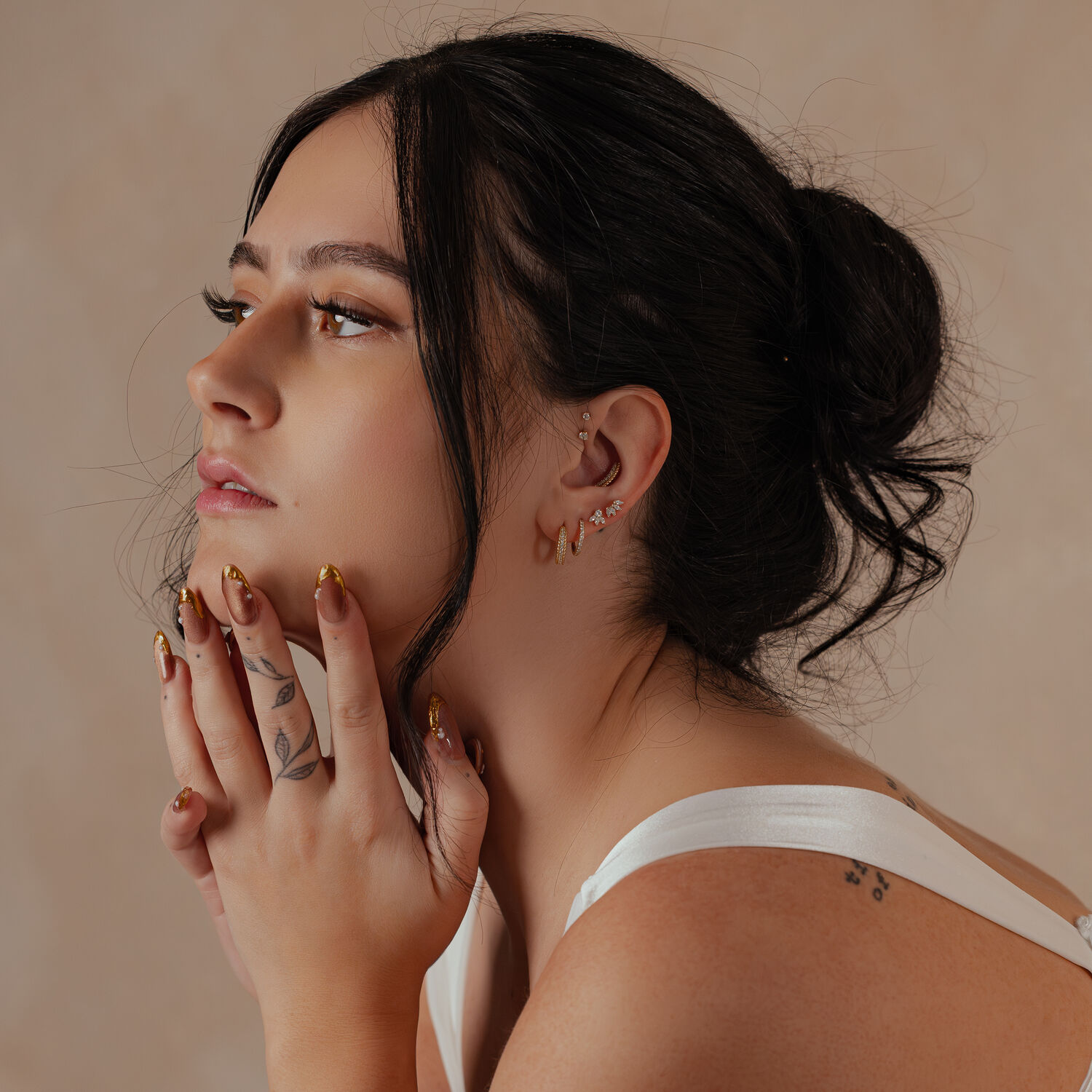 Anneau de piercing en or 14K avec diamants Femme avec anneau de piercing en or 14K à l'oreille, vue de côté