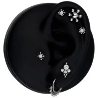 Embout de piercing vaisseau spatial en argent titane Embout de piercing vaisseau spatial en argent titane sur fond noir