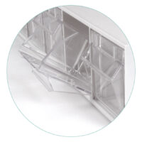 Stala Display transparent Boîte de présentation Stala blanche avec compartiments transparents sur fond blanc