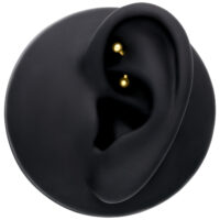 Microbanane dorée dans un modèle d'oreille noir, design épuré