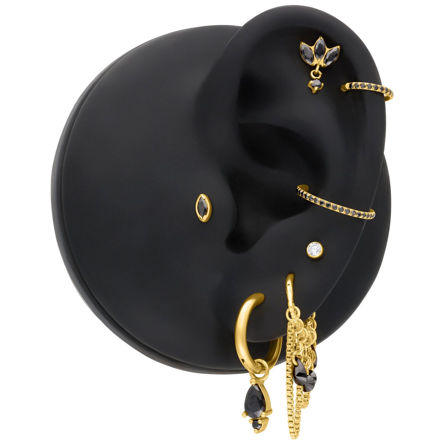 Embout de piercing doré avec cristal noir diamant sur modèle d'oreille noir