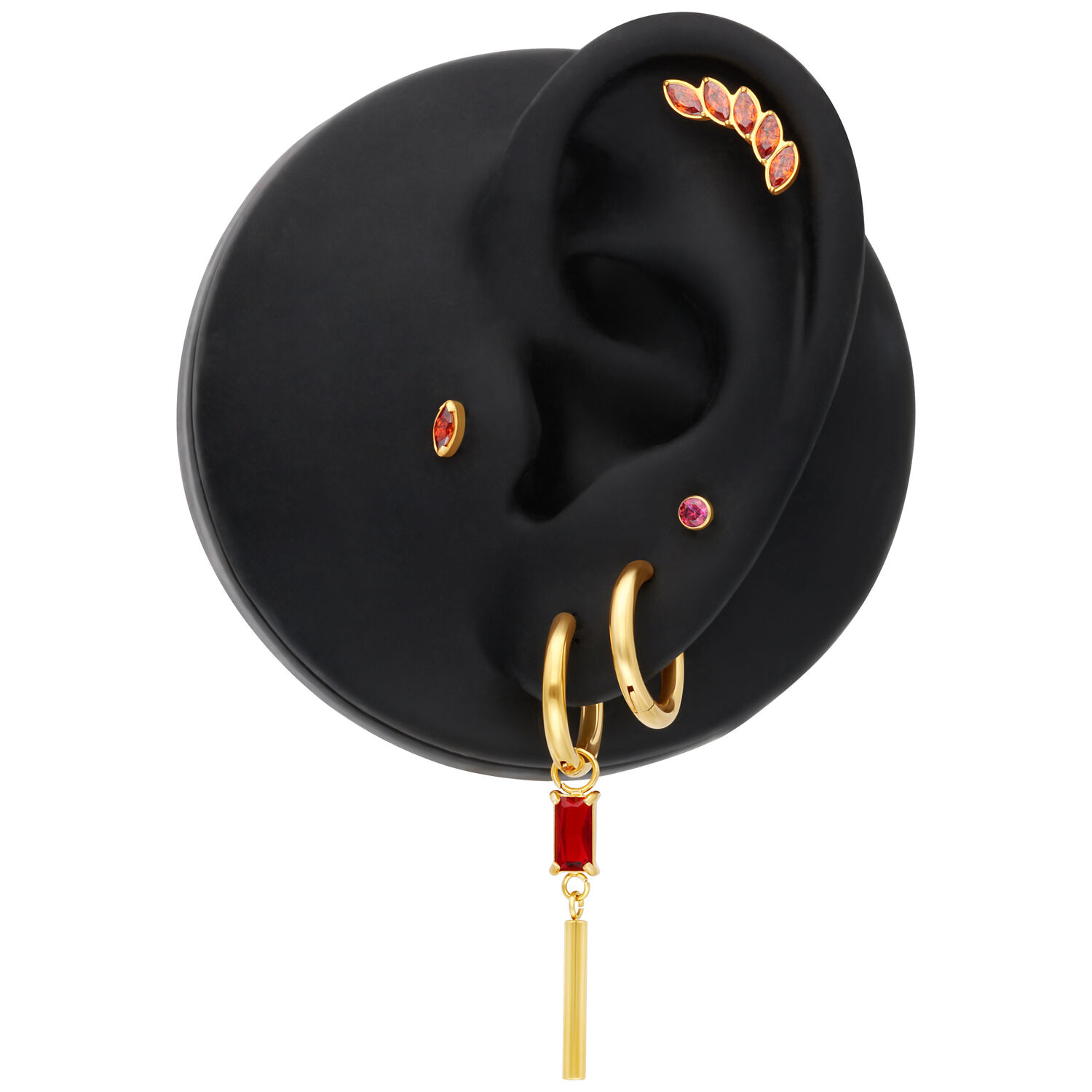 Boucles d'oreilles dorées avec cristaux Siam Créoles dorées avec cristal Siam rectangulaire sur modèle d'oreille noire