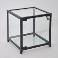 Cube vitrine noir avec éclairage LED Cube vitrine en verre noir avec bandes LED sur fond blanc
