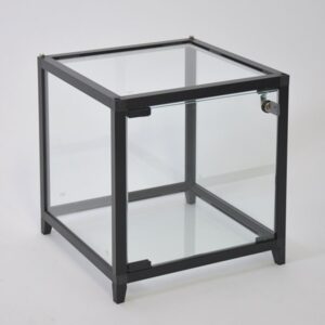 Cube vitrine en verre noir avec bandes LED sur fond blanc