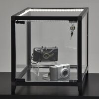 Cube vitrine noir avec éclairage LED Cube vitrine en verre noir avec bandes LED, deux caméras à l'intérieur