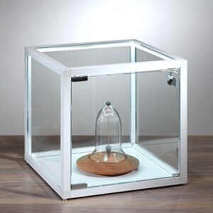 Vitrine en forme de cube avec bandes LED, fond en bois et cadre blanc