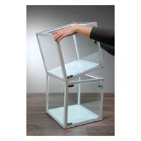 Cube vitrine blanc avec éclairage LED Deux cubes vitrines en verre blanc avec bandes LED sur une table en bois, une main soulève le cube supérieur