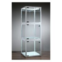 Cube vitrine blanc avec éclairage LED Trois cubes vitrines blancs en verre avec bandes LED sur table en bois