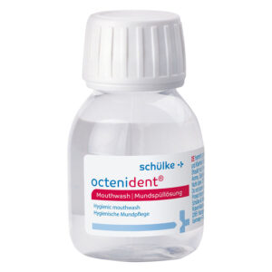 Petite bouteille transparente de solution de rinçage buccal Octenident avec bouchon blanc sur fond blanc