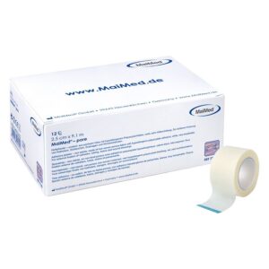 Rouleau blanc de bande adhésive MaiMed® devant l'emballage sur fond blanc