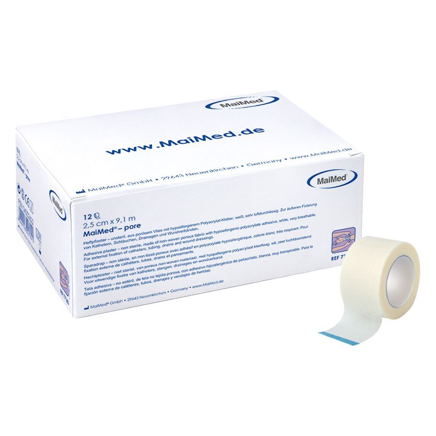 MaiMed® rouleau de sparadrap non stérile 2,5cm x 9,1m Rouleau blanc de bande adhésive MaiMed® devant l'emballage sur fond blanc