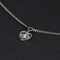 Bracelet simple avec cœur et yeux en argent Bracelet en argent avec pendentif cœur sur fond noir