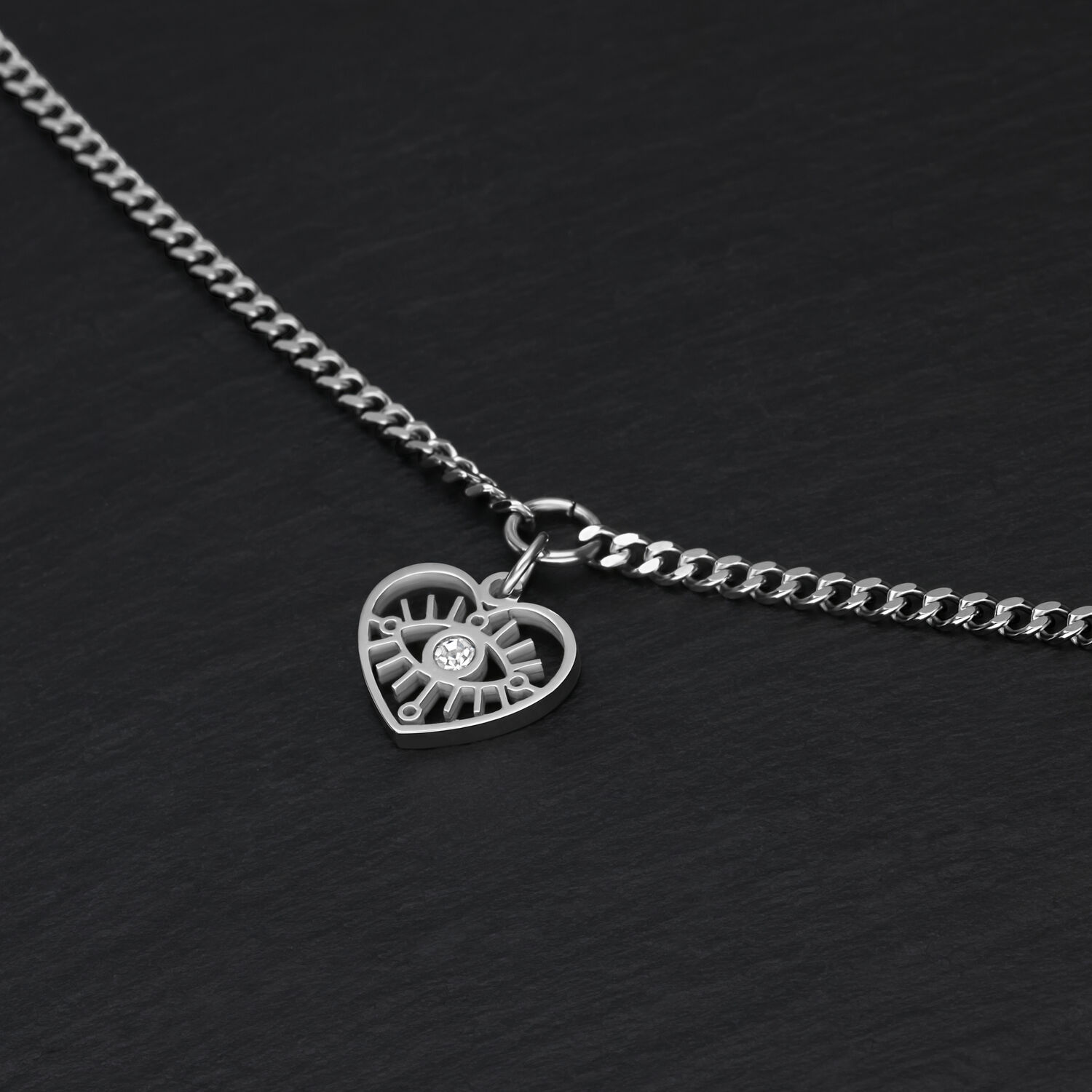 Bracelet simple avec cœur et yeux en argent Bracelet en argent avec pendentif cœur sur fond noir