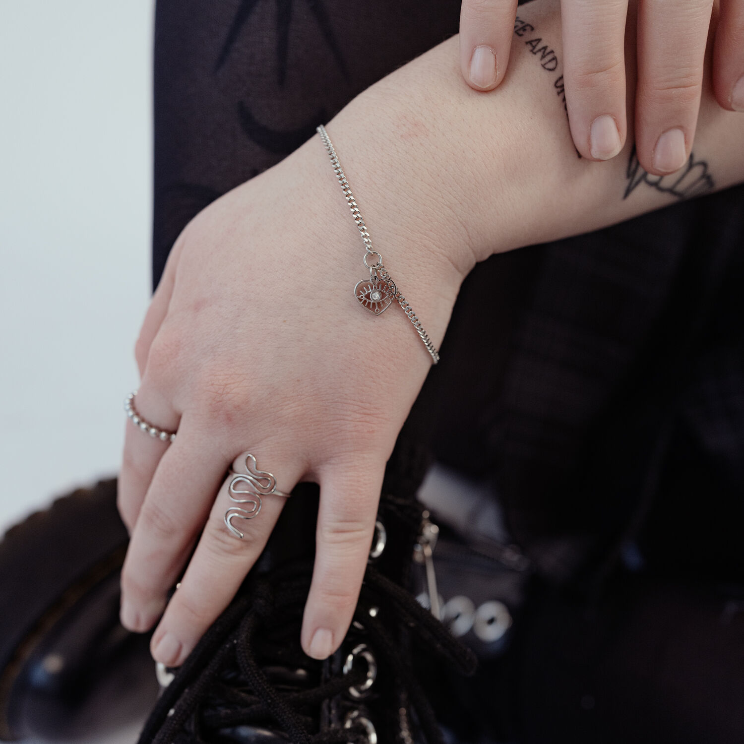 Bracelet Élégant Little Heart Eye en Argent Bracelet délicat en argent avec détail cœur, porté au poignet d'une personne.