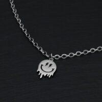 Bracelet Little Smiley argenté de Wildcat Bracelet argenté avec pendentif Smiley sur fond noir