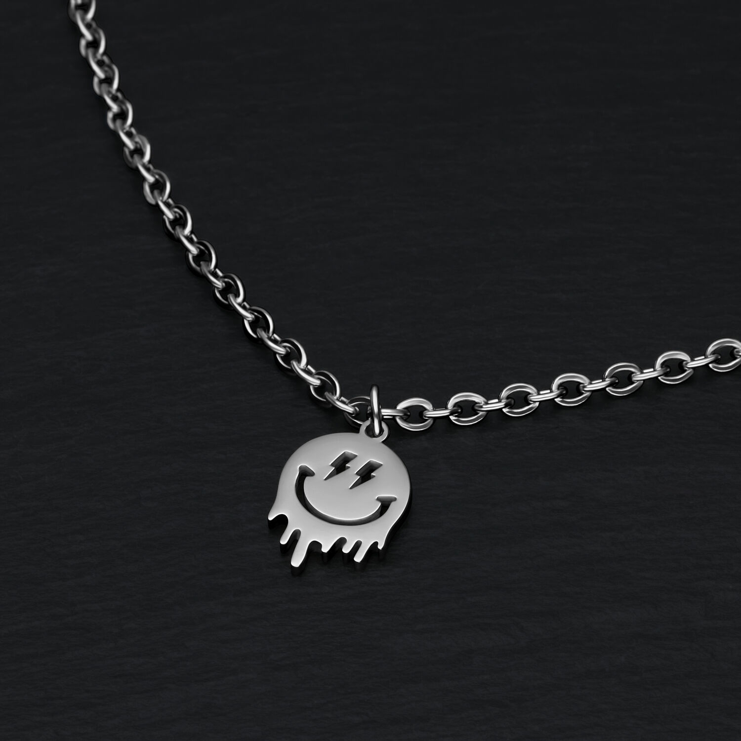 Bracelet Little Smiley argenté de Wildcat Bracelet argenté avec pendentif Smiley sur fond noir