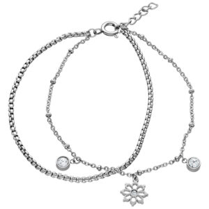 Bracelet délicat en argent avec pendentif fleur et cristaux sur fond blanc
