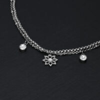 Little Floralis bracelet en argent avec cristal Bracelet en argent sur fond noir avec pendentifs floraux et cristaux