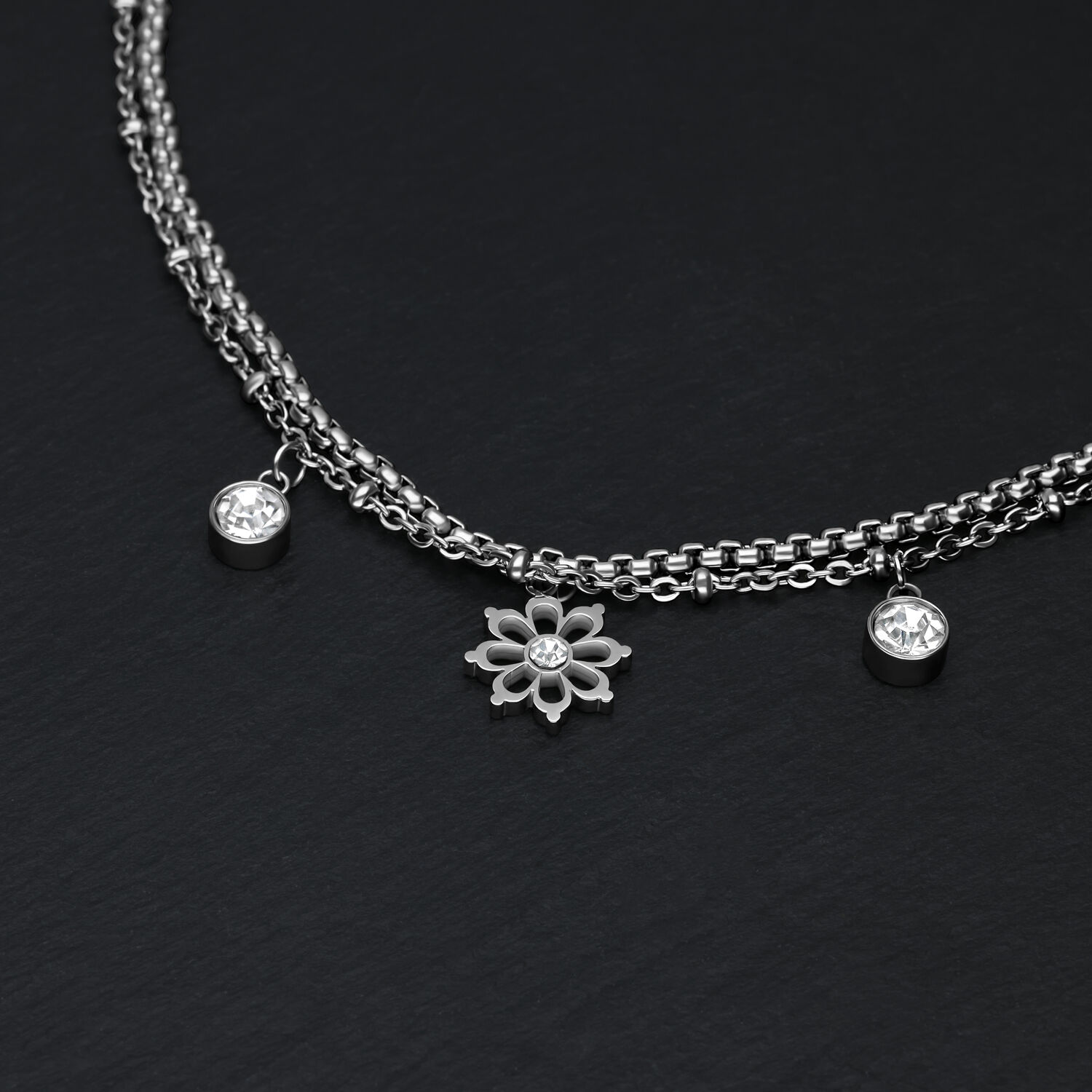 Little Floralis bracelet en argent avec cristal Bracelet en argent sur fond noir avec pendentifs floraux et cristaux