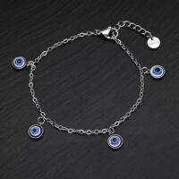 Bracelet argenté avec pendentifs Nazar bleus sur fond noir