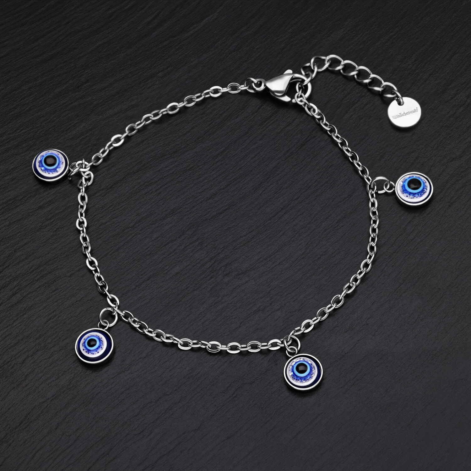 Bracelet argenté avec pendentifs Nazar bleus sur fond noir