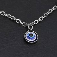 Bracelet argenté avec pendentif Nazar sur fond noir