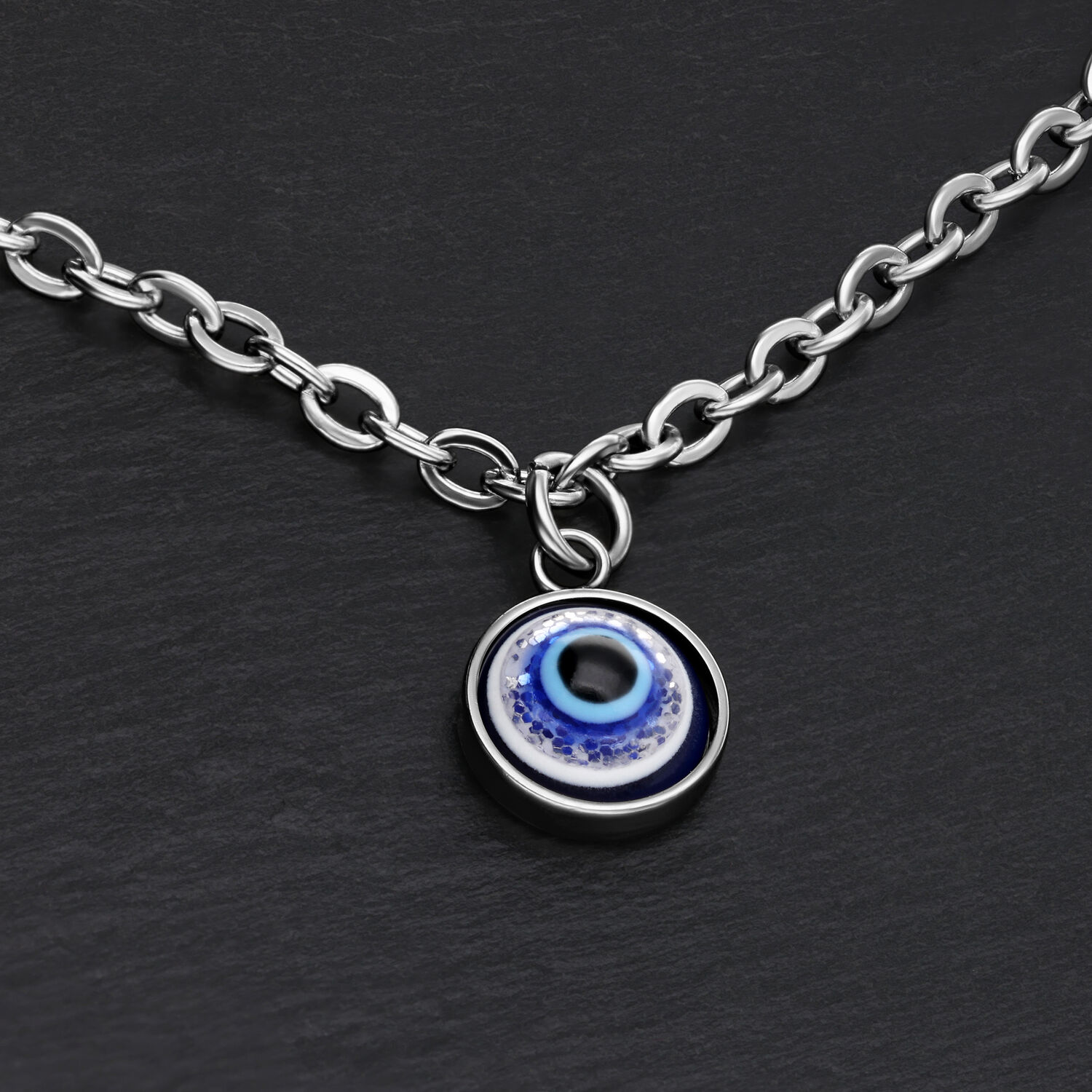 Bracelet argenté avec pendentif Nazar sur fond noir