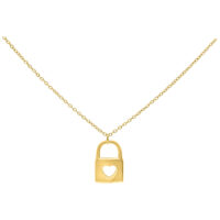 Chaîne dorée avec pendentif cadenas Chaîne dorée en acier chirurgical avec cadenas et design cœur sur fond blanc