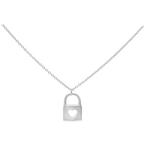 Chaîne argentée avec pendentif en forme de cœur sur fond blanc