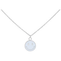 Chaîne Smiley en acier chirurgical argentée Chaîne argentée avec pendentif Smiley sur fond blanc