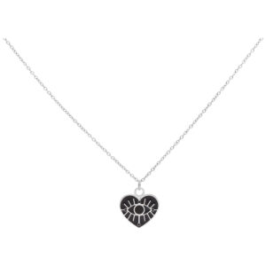 Collier argenté avec pendentif cœur et œil noir sur fond blanc