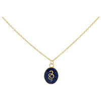 Chaîne Mystic Snake dorée avec pendentif bleu Chaîne dorée avec pendentif ovale bleu et motif de serpent sur fond blanc