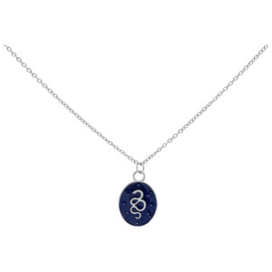 Chaîne argentée avec pendentif ovale et motif de serpent sur fond bleu foncé