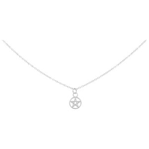 Chaîne argentée avec pendentif pentagramme sur fond blanc