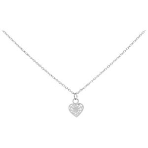 Collier argenté avec pendentif en forme de cœur sur fond blanc