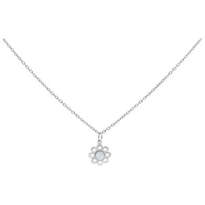 Collier argenté avec pendentif fleur en cristal sur fond blanc