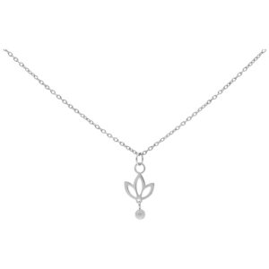 Collier argenté avec pendentif en forme de lys suspendu sur fond blanc