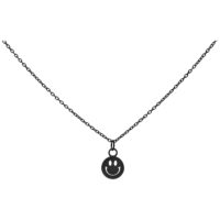 Little Smiley collier en métal noir Collier en métal noir avec pendentif Smiley sur fond blanc