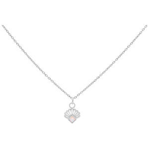 Chaîne en argent avec pendentif en opale en forme d'éventail sur fond blanc
