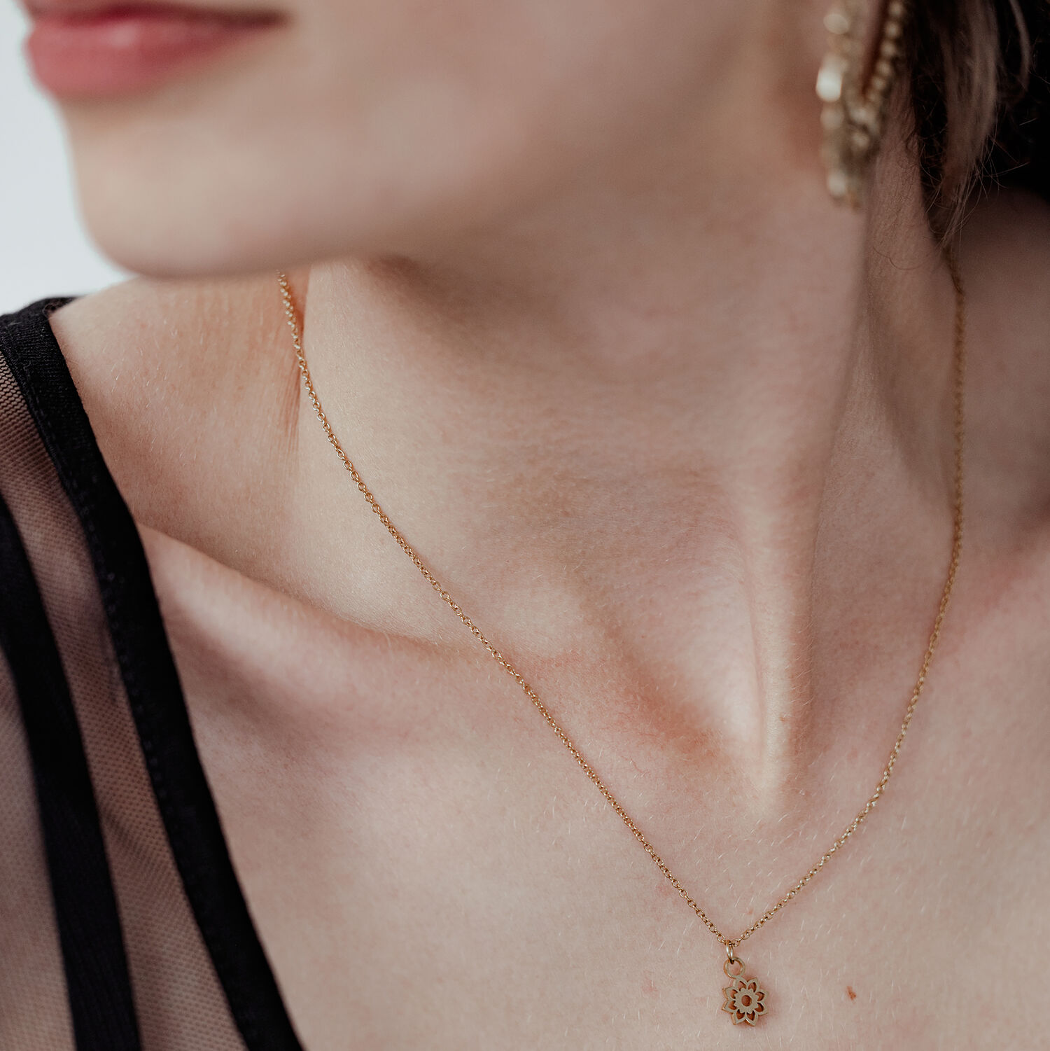 Collier Little Sunflower doré pour femme Femme avec collier Little Sunflower doré, délicat et élégant, sur fond clair