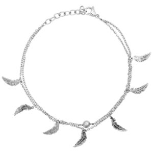 Chaîne de cheville argentée avec plumes sur fond blanc