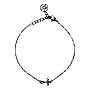 Chaîne de cheville noire avec croix gothique, fermoir ajustable, sur fond blanc