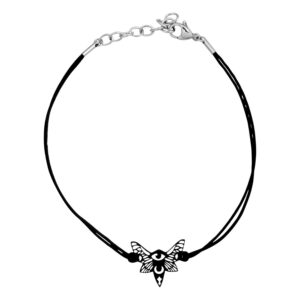 Bracelet de cheville en cuir noir avec pendentif Moth et fermoir en argent sur fond blanc