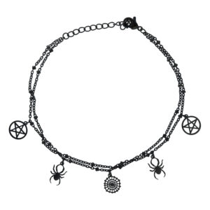 Bracelet de cheville noir avec pendentifs araignée et pentagramme sur fond blanc