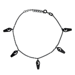 Bracelet de cheville noir avec pendentifs en forme de cercueil et fermoir réglable sur fond blanc
