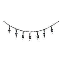 Chevillière noire en acier inoxydable avec pendentifs serpent Chevillière noire avec pendentifs serpent sur fond blanc