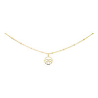 Chaîne de cheville dorée avec pendentif œil Chaîne de cheville dorée et filigrane avec pendentif œil sur fond blanc