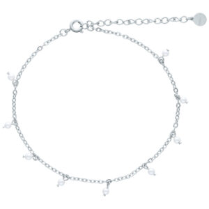 Bracelet de cheville en argent avec perles blanches sur fond blanc