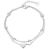 Bracelet double rangée en argent avec pendentif cœur et perles sur fond blanc
